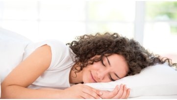 Dormire bene non basta: cosa succede davvero alla tua pelle di notte