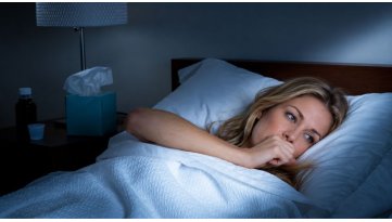 Di giorno quasi niente, di notte la tosse non dà tregua: cosa cambia?