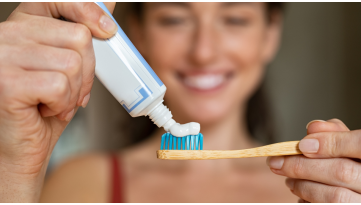 Igiene orale: come scegliere correttamente dentifricio e collutorio