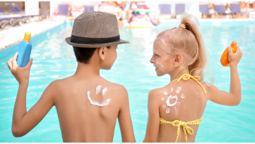 Proteggere i bambini dal sole: prodotti e consigli per una vacanza sicura